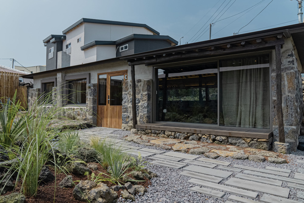 旧石屋改造的乡村海边民宿设计