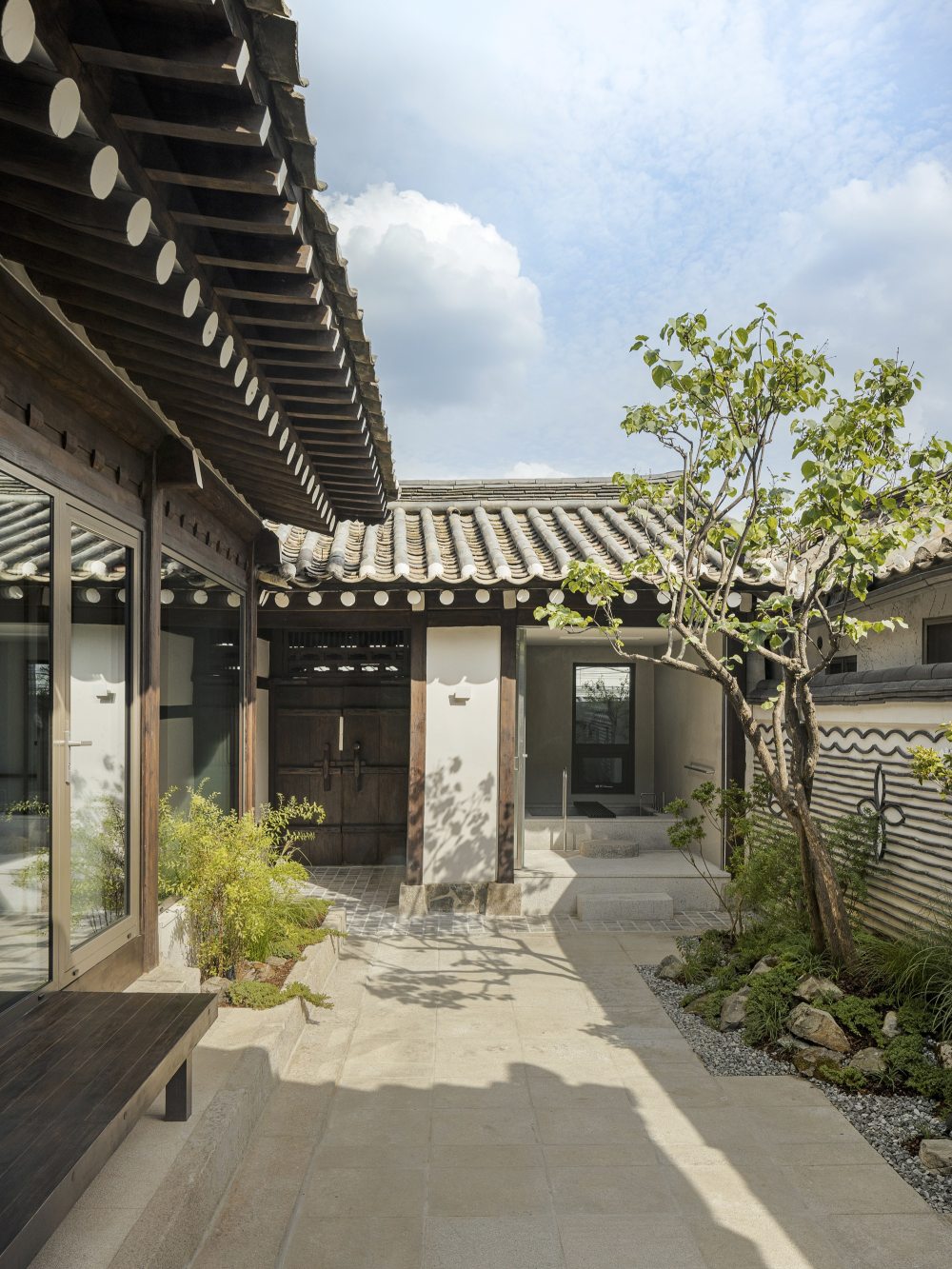 重新诠释韩国传统建筑形式新旧材料混合的民宿设计