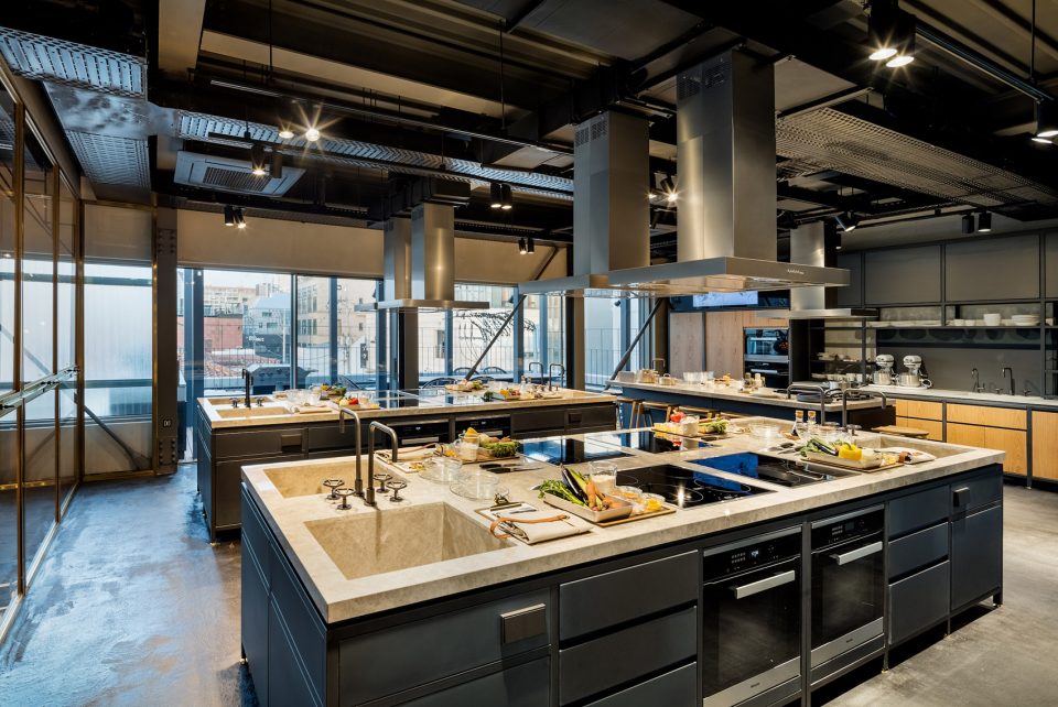 009-Hyundai-Card-Cooking-Library-in-Seoul-960x642