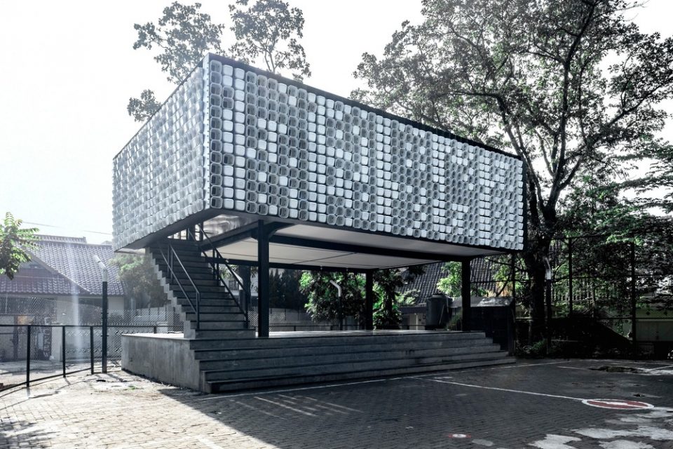他用2000个冰淇淋桶建了一个微型图书馆