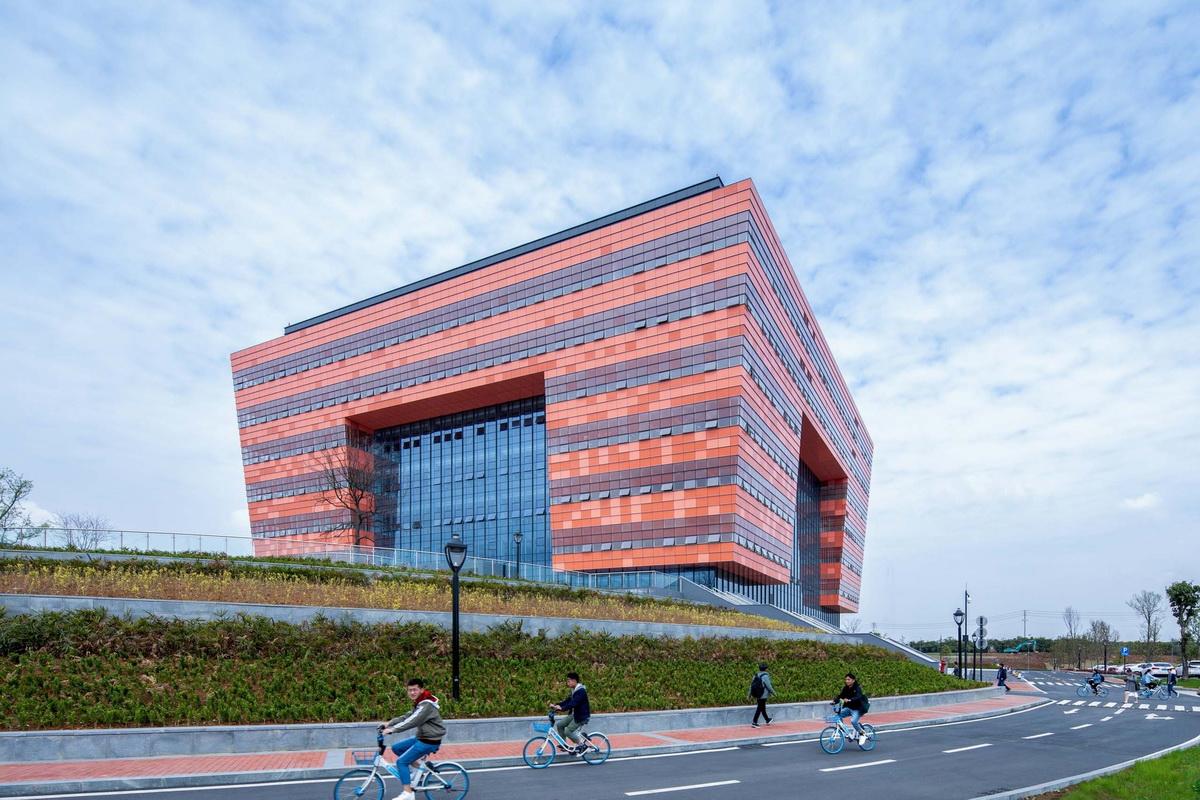 沃野平原上的一盏“大红灯笼”：成都大学新图书馆 / 中国建筑西南设计研究院