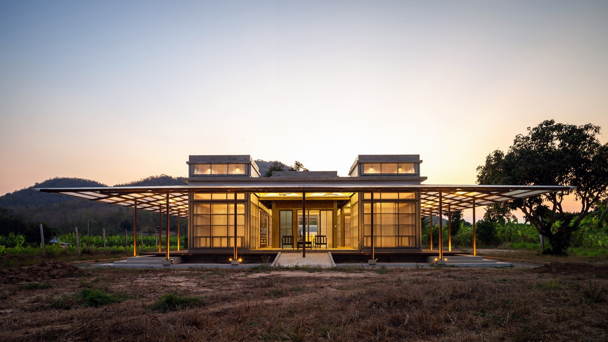 乡村静夜里的一盏路灯：Kaeng Krachan 图书馆 / Junsekino architects and Design