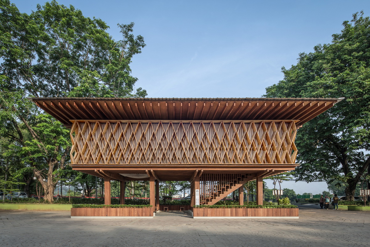 架空的“镂空木盒”，微型图书馆 Warak Kayu