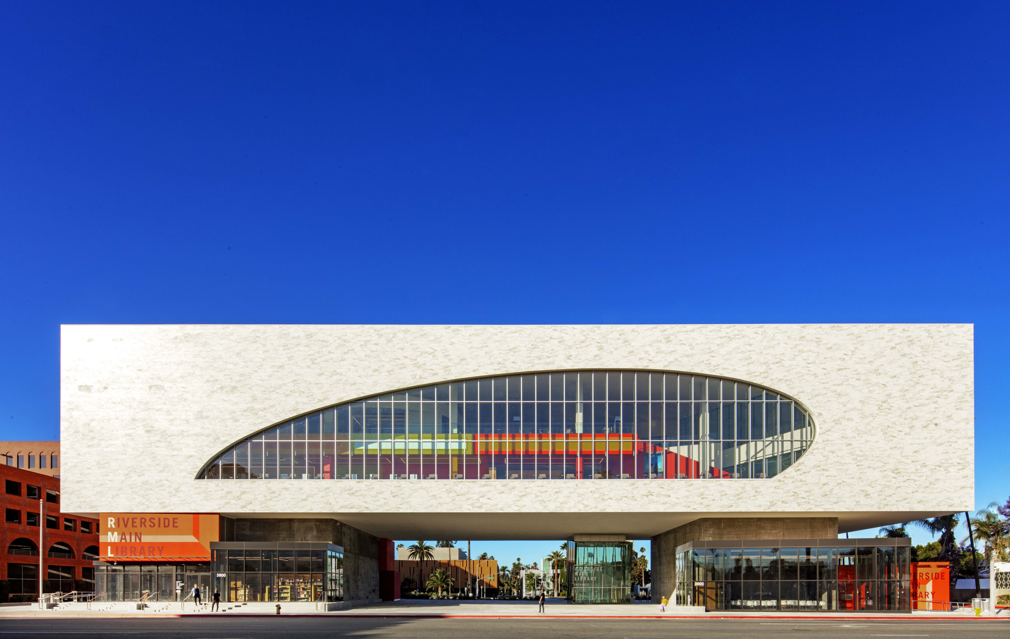 Riverside 市立图书馆 / Johnson Favaro