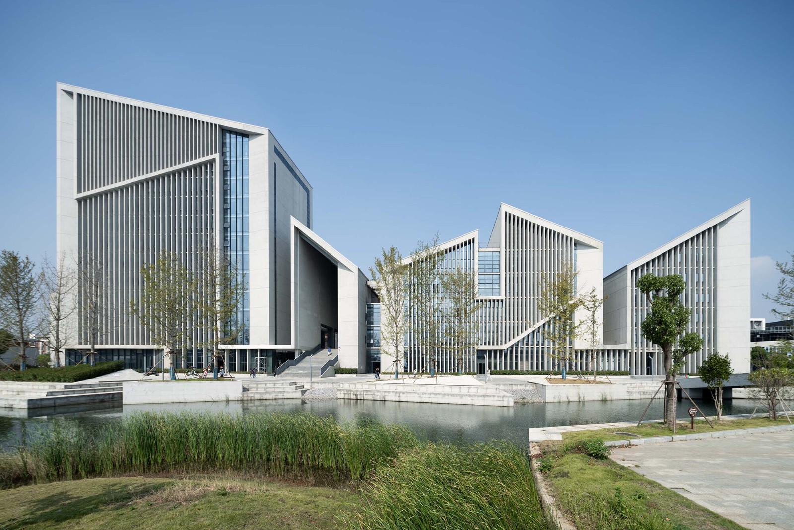 江西建设职业技术学院图文信息综合楼 / 华南理工大学建筑设计研究院有限公司 陶郅工作室