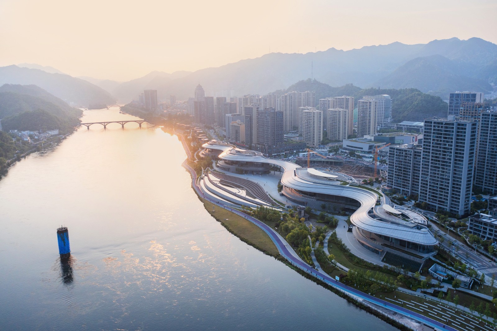 建德市文化综合体：对话山水的市民空间 / goa作品